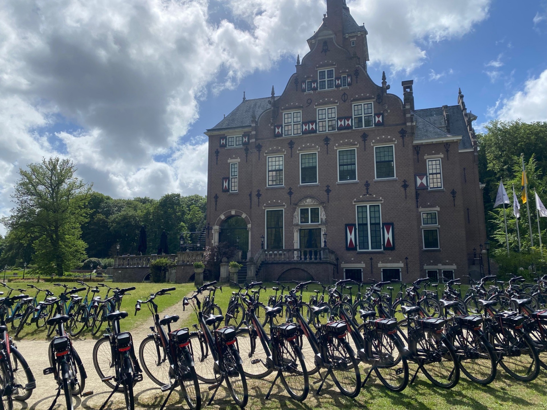 Stadsfietsen rijklaar opgesteld voor groep bij bedrijfslocatie door Fietshuren.com